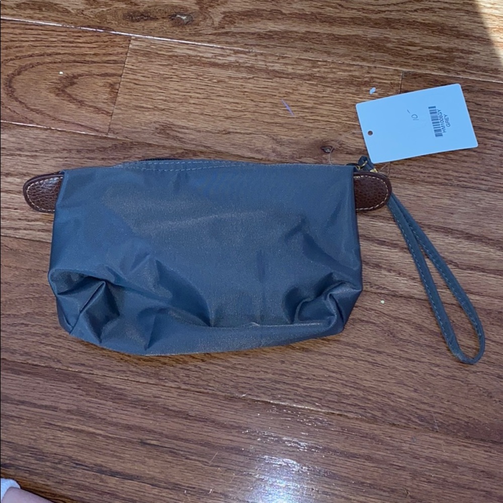 ❤️3/$10❤️ NWT gray makeup bag
